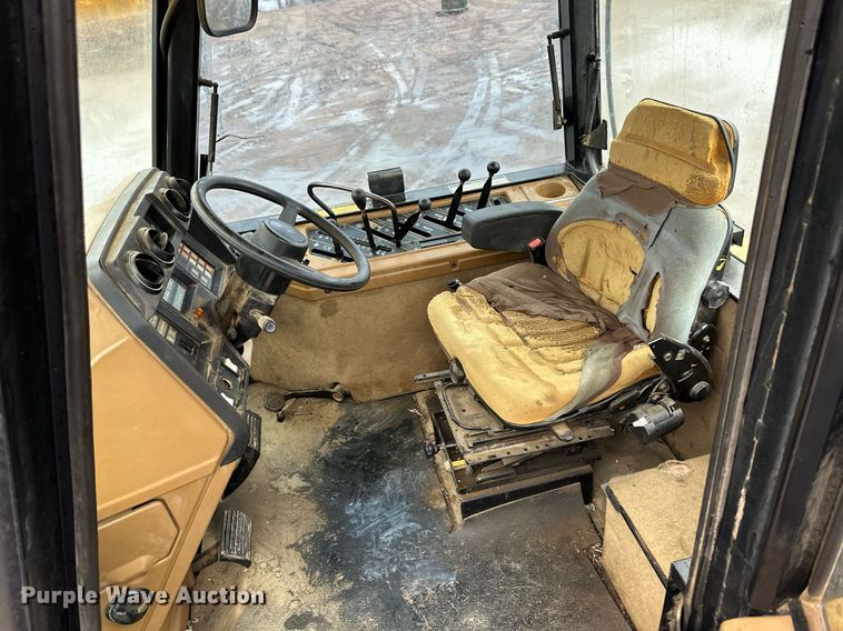 image for item EK9909 1987 Challenger 65 track tractor