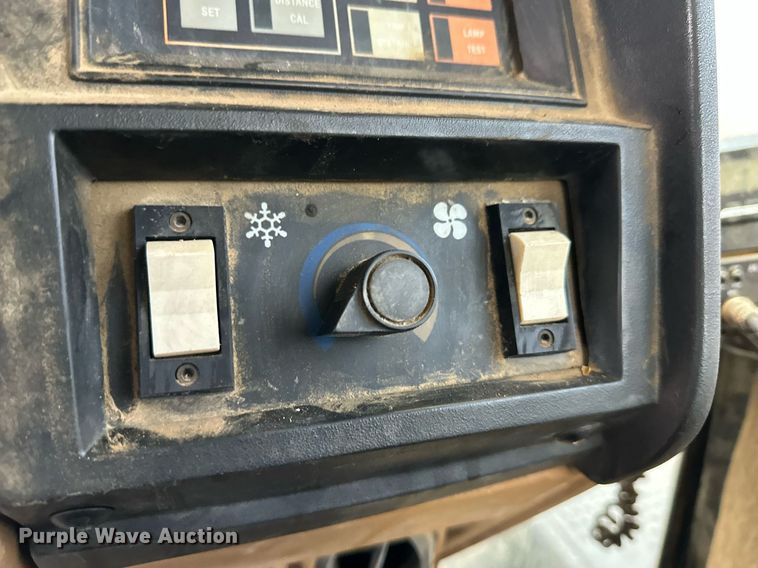 image for item EK9909 1987 Challenger 65 track tractor