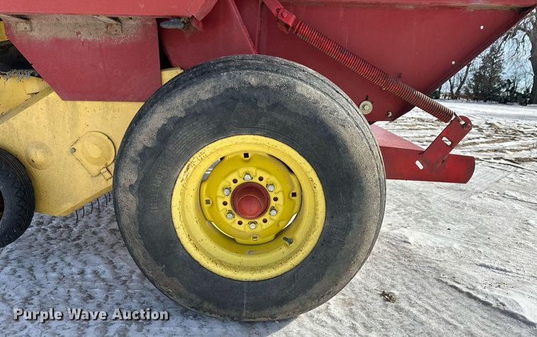 image for item EK9917 1994 New Holland New Holland  round baler