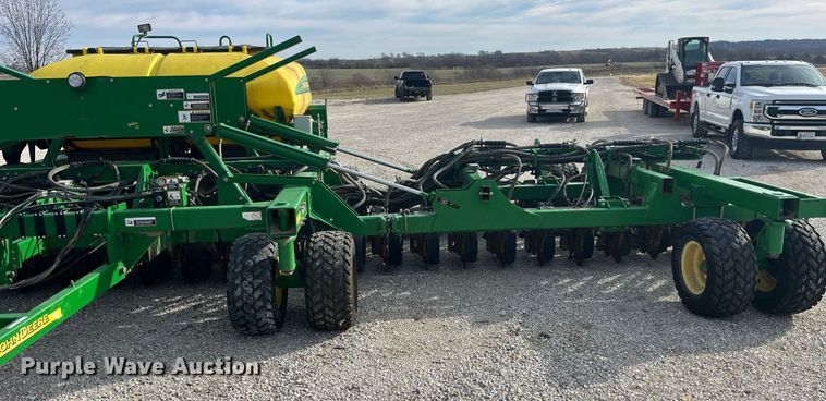 image for item LD9864 2006 John Deere 1990 CCS  air seeder