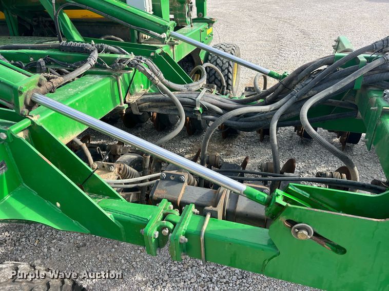 image for item LD9864 2006 John Deere 1990 CCS  air seeder