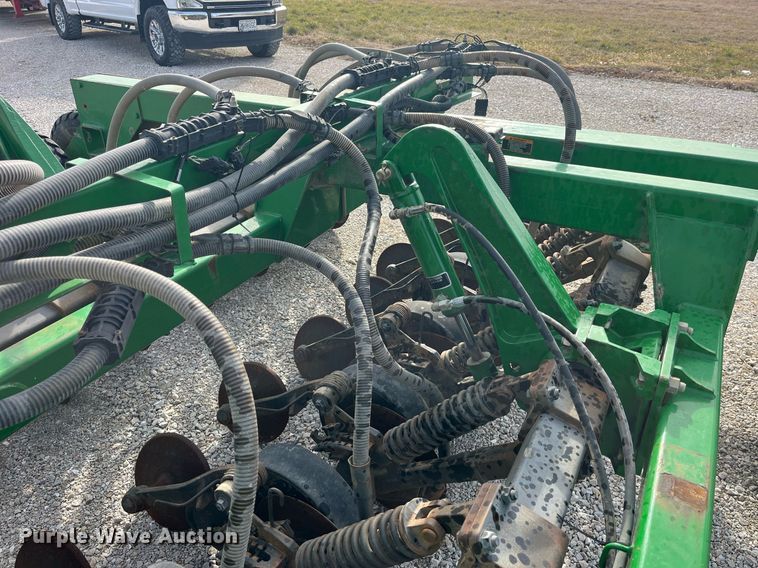 image for item LD9864 2006 John Deere 1990 CCS  air seeder