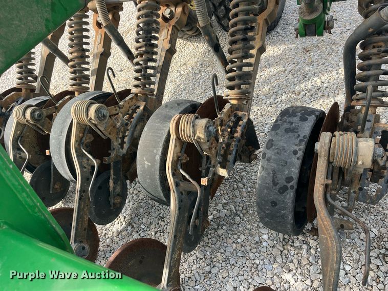 image for item LD9864 2006 John Deere 1990 CCS  air seeder