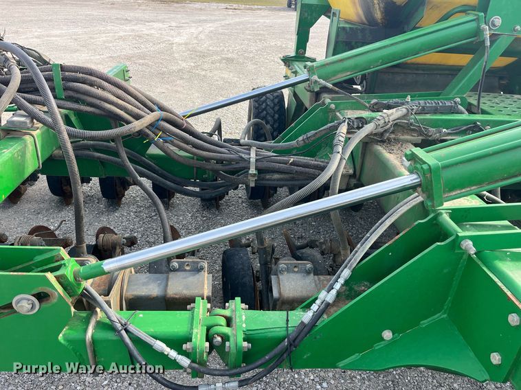 image for item LD9864 2006 John Deere 1990 CCS  air seeder