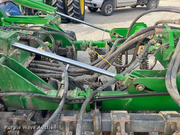 image for item LD9864 2006 John Deere 1990 CCS  air seeder