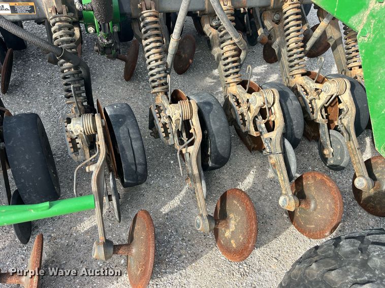 image for item LD9864 2006 John Deere 1990 CCS  air seeder