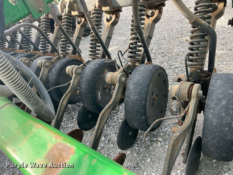 image for item LD9864 2006 John Deere 1990 CCS  air seeder