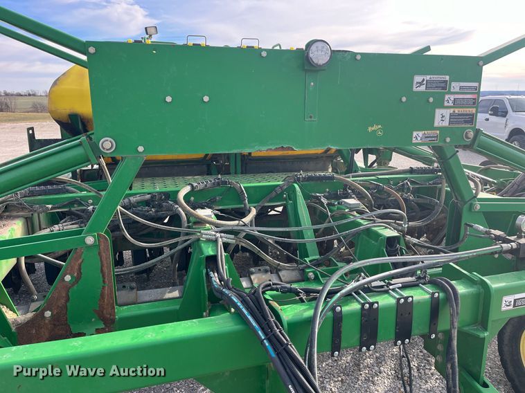 image for item LD9864 2006 John Deere 1990 CCS  air seeder