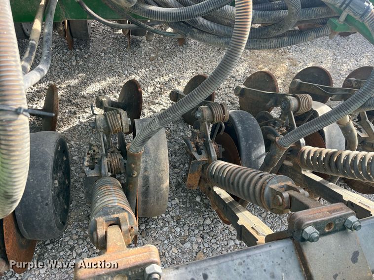 image for item LD9864 2006 John Deere 1990 CCS  air seeder