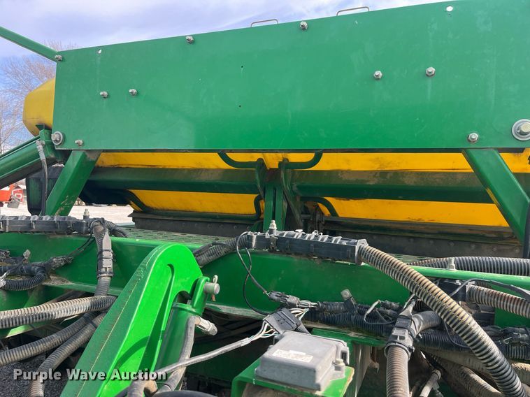 image for item LD9864 2006 John Deere 1990 CCS  air seeder
