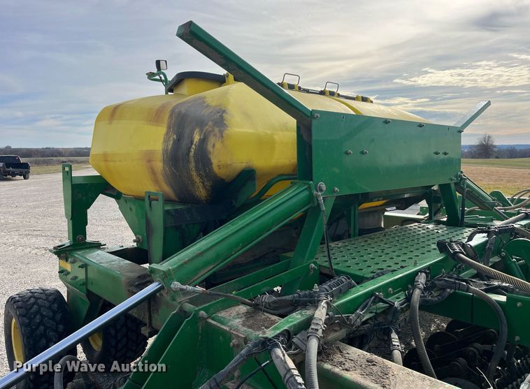 image for item LD9864 2006 John Deere 1990 CCS  air seeder