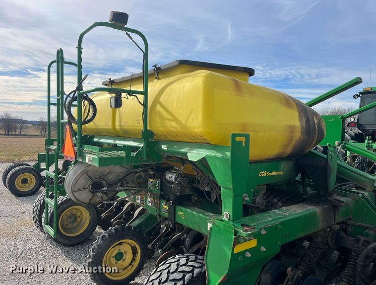 image for item LD9864 2006 John Deere 1990 CCS  air seeder