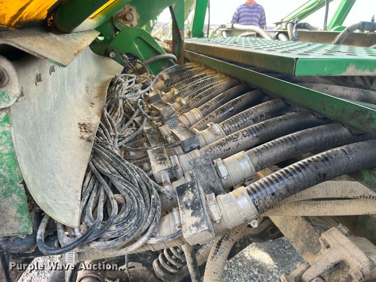 image for item LD9864 2006 John Deere 1990 CCS  air seeder