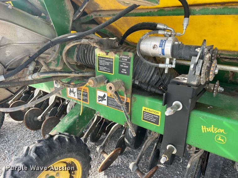 image for item LD9864 2006 John Deere 1990 CCS  air seeder