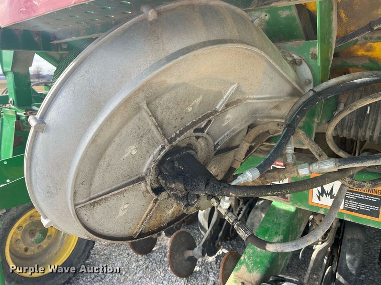 image for item LD9864 2006 John Deere 1990 CCS  air seeder