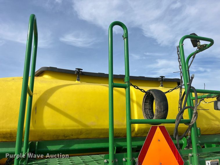 image for item LD9864 2006 John Deere 1990 CCS  air seeder