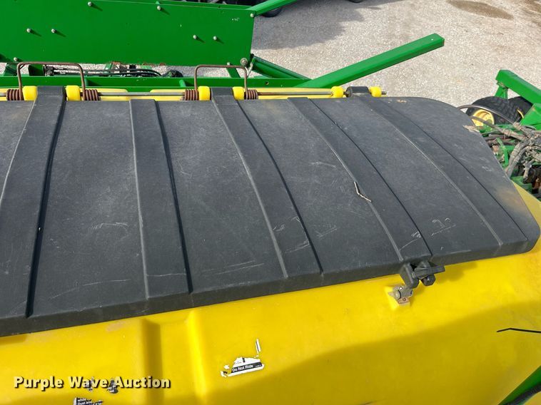 image for item LD9864 2006 John Deere 1990 CCS  air seeder