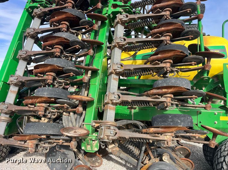 image for item LD9864 2006 John Deere 1990 CCS  air seeder