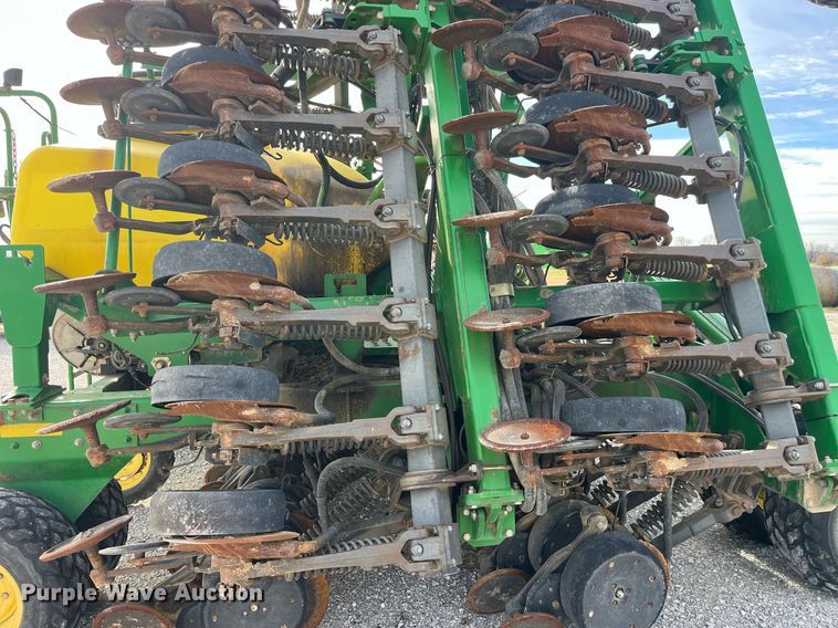 image for item LD9864 2006 John Deere 1990 CCS  air seeder