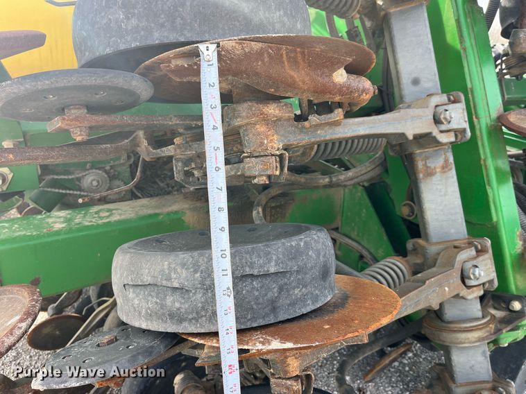 image for item LD9864 2006 John Deere 1990 CCS  air seeder