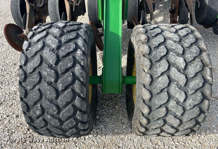 image for item LD9864 2006 John Deere 1990 CCS  air seeder