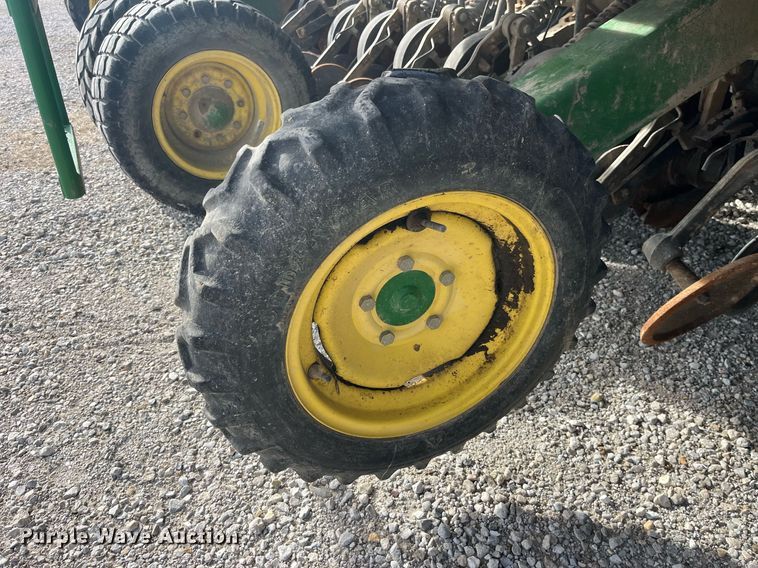 image for item LD9864 2006 John Deere 1990 CCS  air seeder