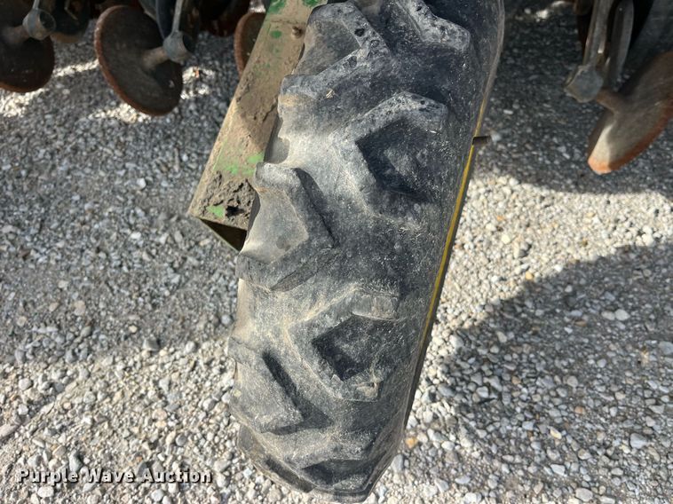 image for item LD9864 2006 John Deere 1990 CCS  air seeder