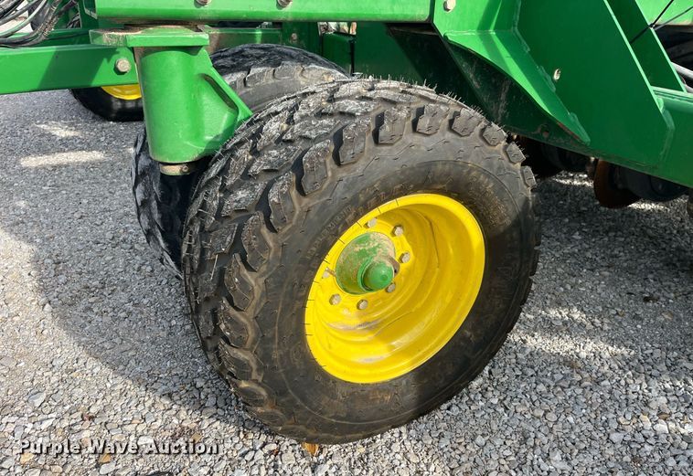 image for item LD9864 2006 John Deere 1990 CCS  air seeder