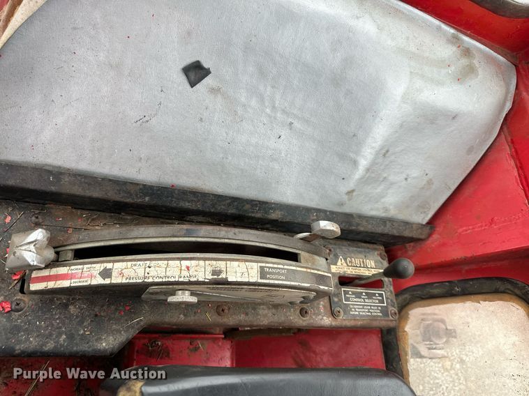 image for item LH9042 1973 Massey Ferguson 1135  tractor