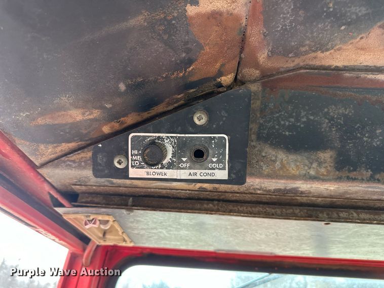 image for item LH9042 1973 Massey Ferguson 1135  tractor