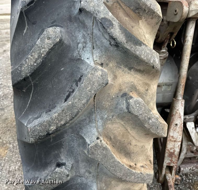 image for item LH9042 1973 Massey Ferguson 1135  tractor