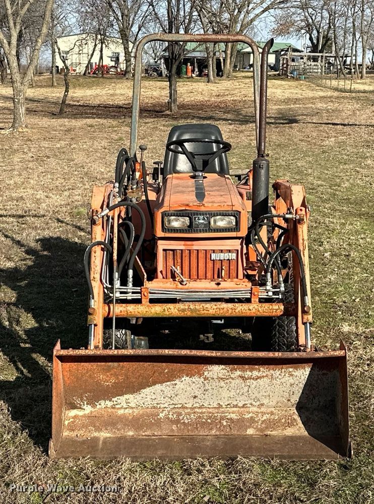 image for item LK9693 Kubota B7200D  MFWD tractor