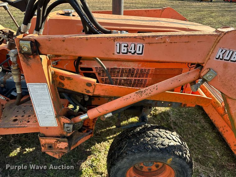 image for item LK9693 Kubota B7200D  MFWD tractor