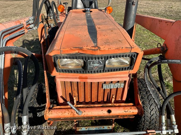 image for item LK9693 Kubota B7200D  MFWD tractor