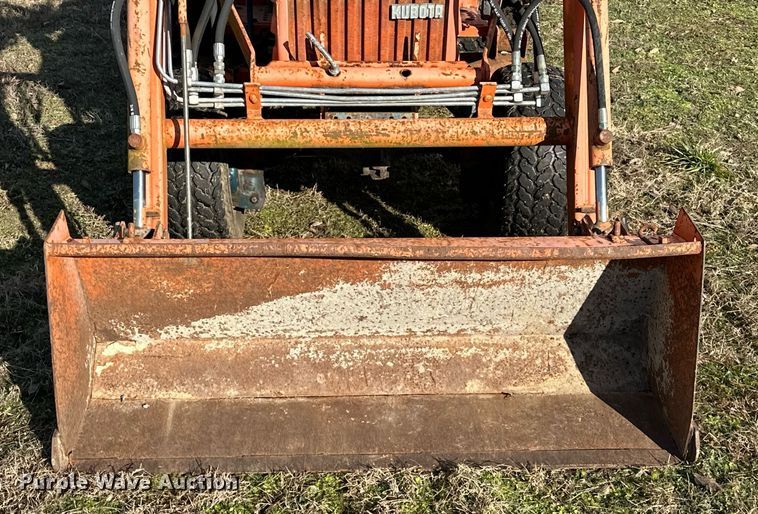 image for item LK9693 Kubota B7200D  MFWD tractor