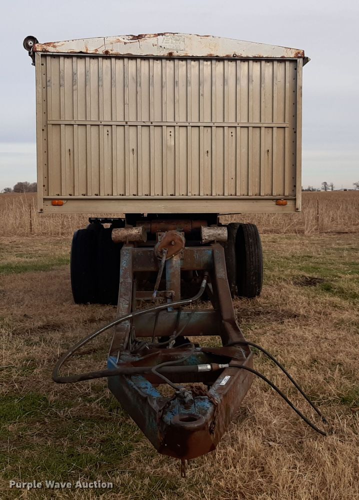 image for item LX9956 Dump trailer