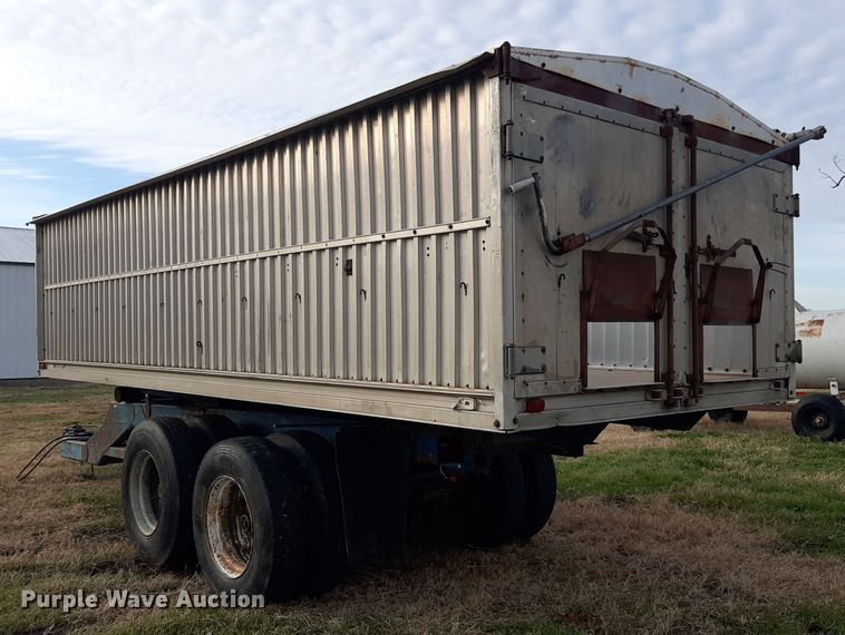 image for item LX9956 Dump trailer