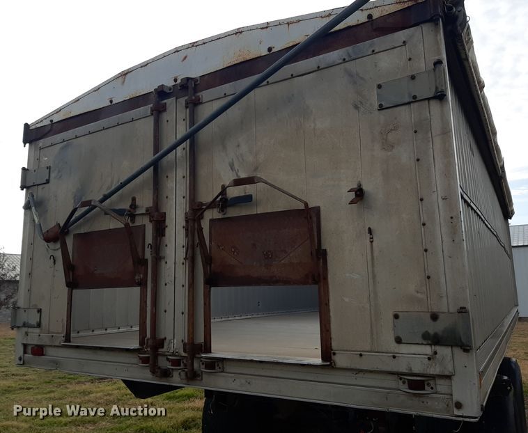 image for item LX9956 Dump trailer