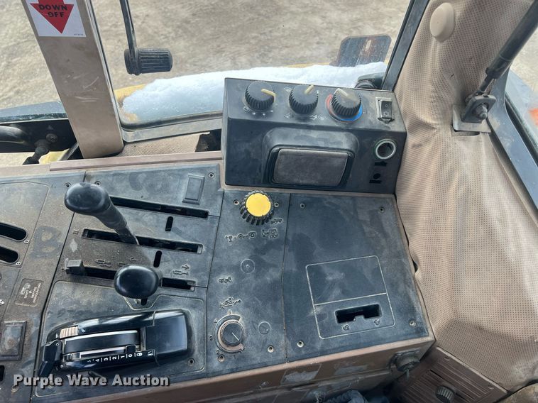 image for item NN9355 1994 John Deere 6400 tractor