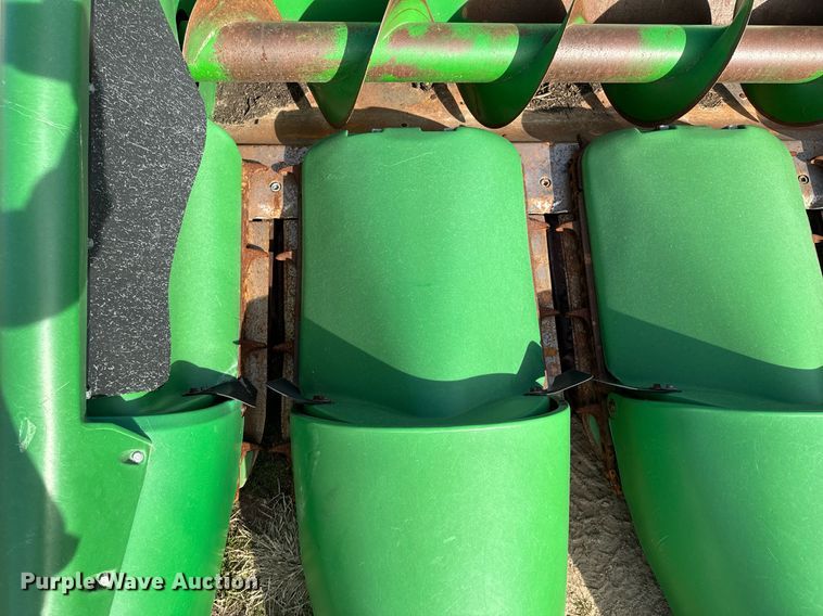 image for item OD9829 1996 John Deere 893  corn head