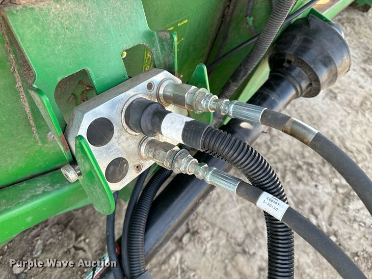 image for item OD9829 1996 John Deere 893  corn head