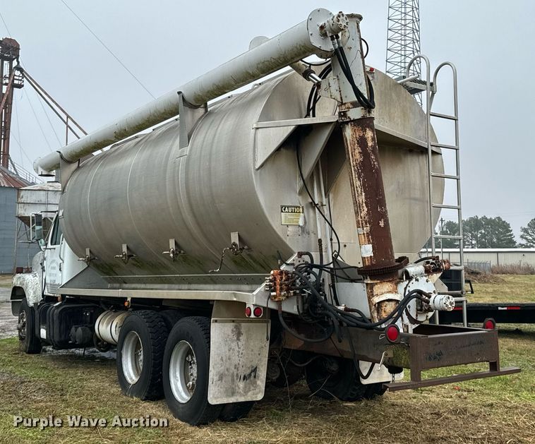 image for item OD9893 1984 International F2575  feed delivery truck