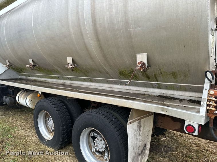 image for item OD9893 1984 International F2575  feed delivery truck