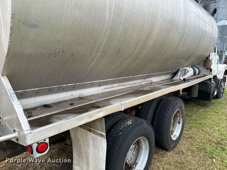 image for item OD9893 1984 International F2575  feed delivery truck