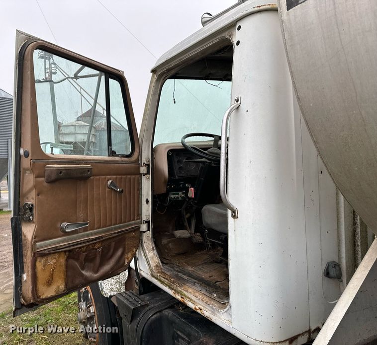 image for item OD9893 1984 International F2575  feed delivery truck