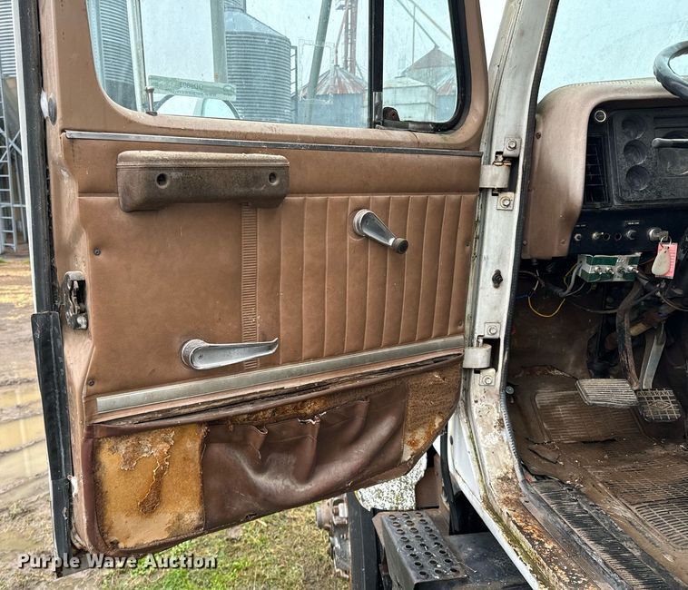 image for item OD9893 1984 International F2575  feed delivery truck