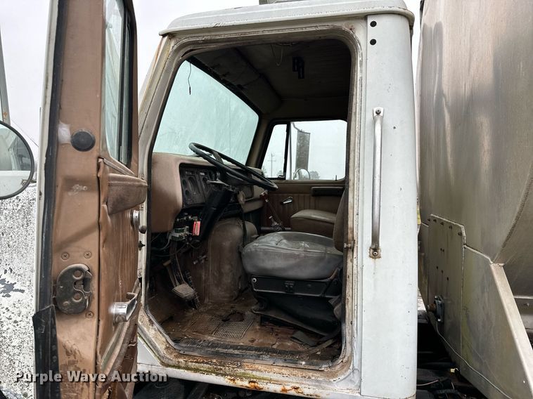 image for item OD9893 1984 International F2575  feed delivery truck