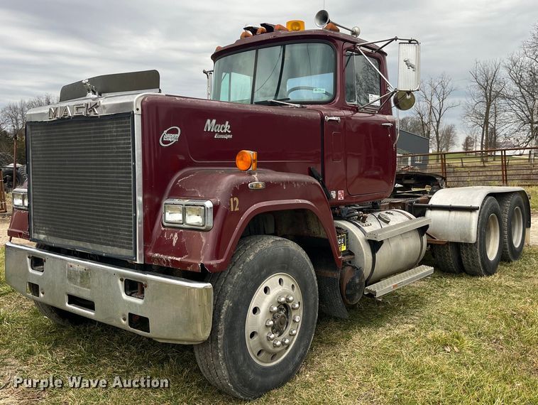 image for item DP2177 1988 Mack RW613  semi truck