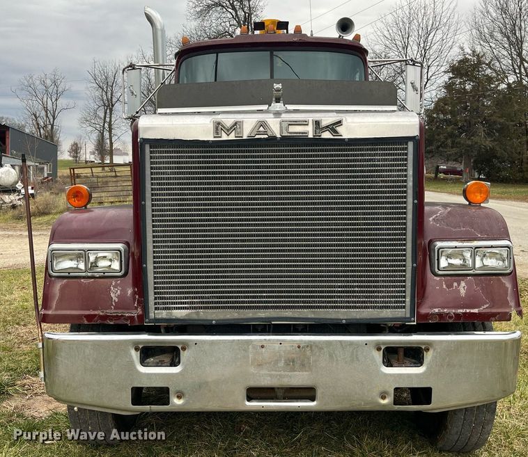 image for item DP2177 1988 Mack RW613  semi truck