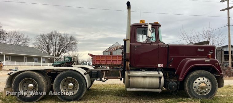 image for item DP2177 1988 Mack RW613  semi truck